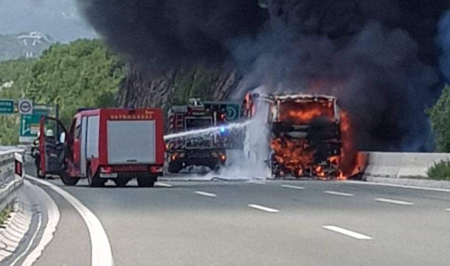 Video: Autobus je izgorio kod Rijeke, požar se širio i na šumu