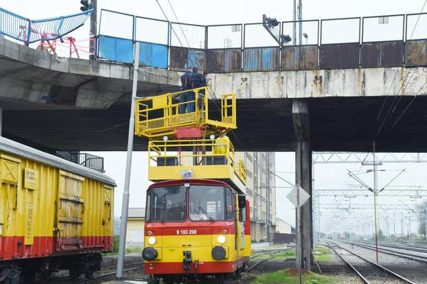 Sisak: VozaÄ automobila probio ogrdu mosta i pao na Å¾eljezniÄku prugu