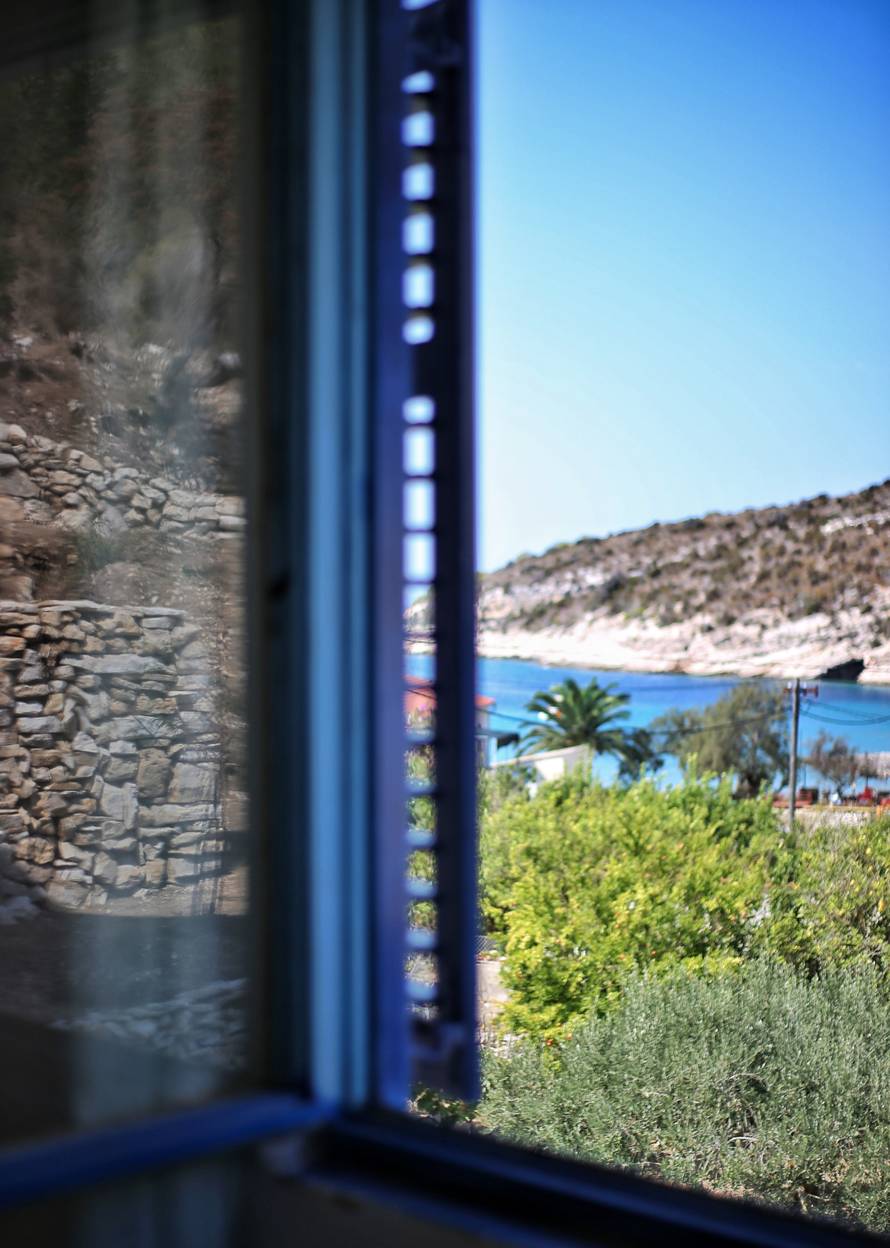 Biševo ima 11 stanovnika. Jedan od njih besplatno ugošćuje ljude na otoku. Bili smo i mi, super je!