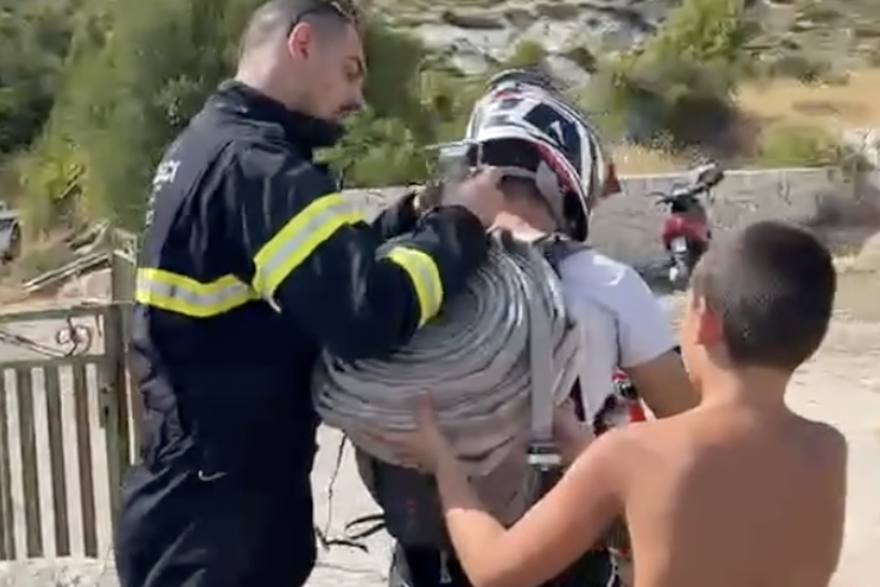 Na motoru dostavlja vodu i opremu vatrogascima