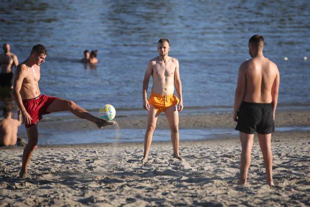 Osijek: Osječani pronašli osvježenje kupanjem na Dravi