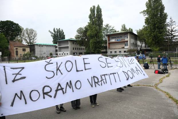 Zagreb: Prosvjed pred &scaron;kolom u kojoj je u&ccaron;enik izbo kolegu u&ccaron;enika