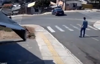 VIDEO Heroj uskočio u auto i zaustavio ga prije udara u kuće