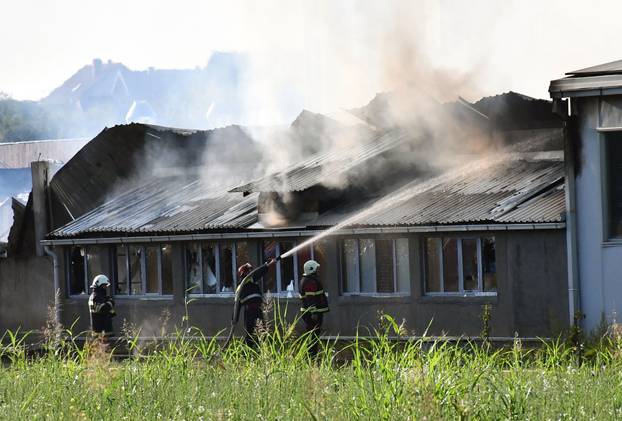 FOTO Buktinja 'progutala' halu tvornice Windor kod Pleternice