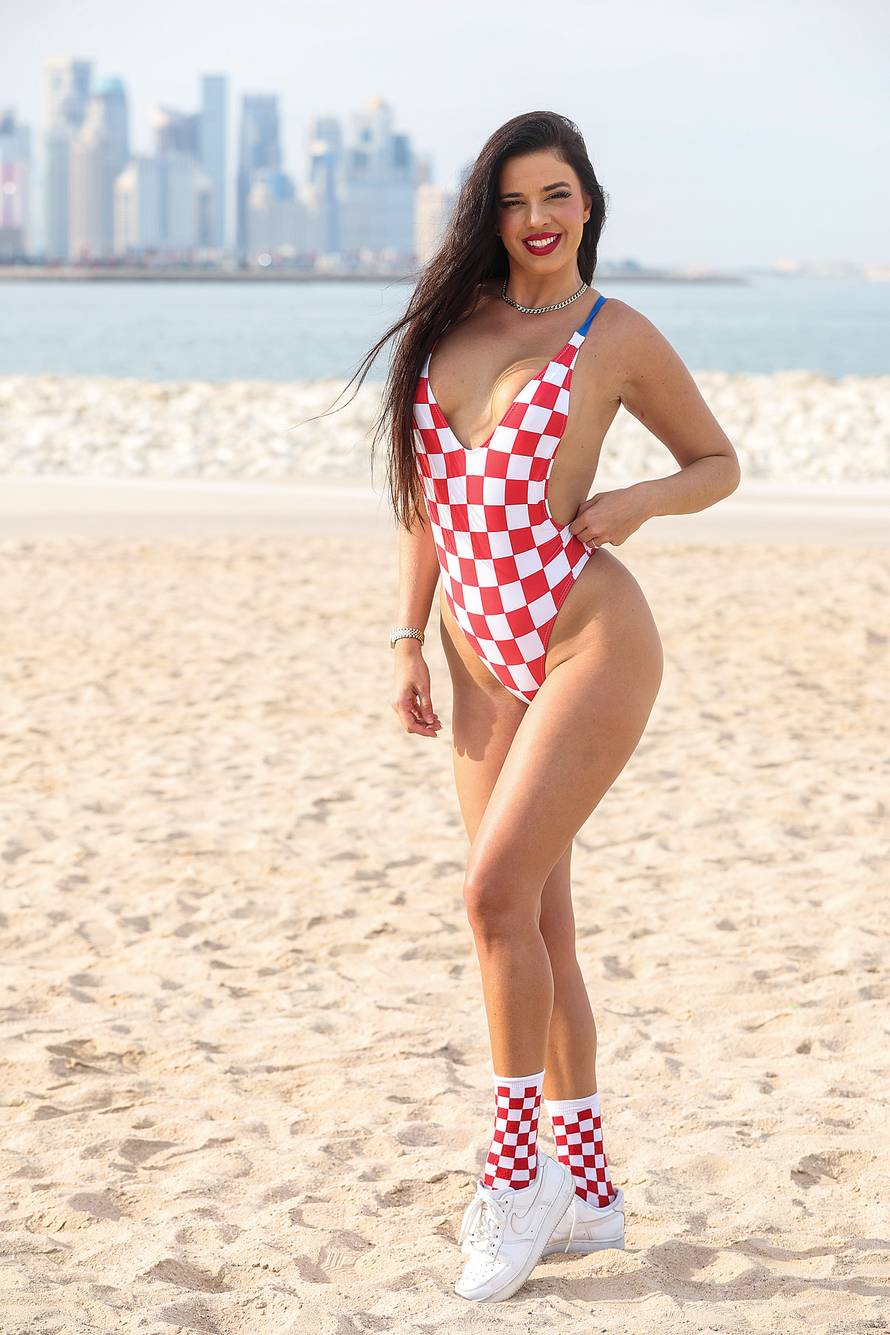 EKSKLUZIVNO: Ivana Knoll pozirala u kockastom kupaćem kostimu na plaži Ras Abu Aboud 