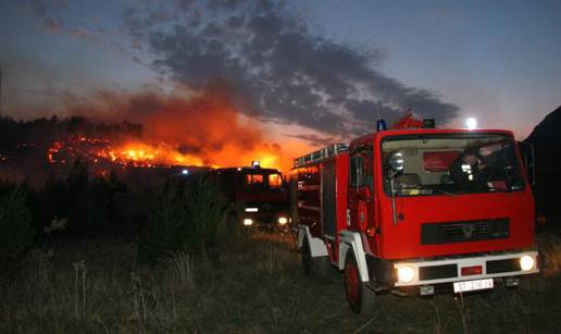 Gori minirano područje pokraj Zadra, u pomoć zvali kanadere