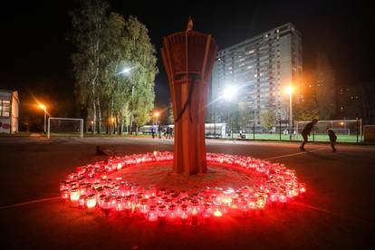 Zagreb: Maketa vukovarskog vodotornja i lampaši u naselju Siget