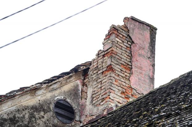 Sisak: Trakom ograđene kuće koje su stradale u potresu