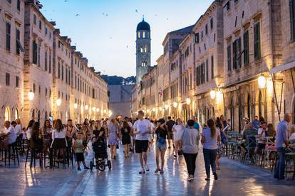 Na ulicama Dubrovnika sve više turista, noćni život se probudio