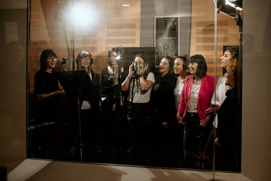 Gibonni i naše brojne pjevačice novom obradom pjesme pružili podršku ženama s rakom dojke