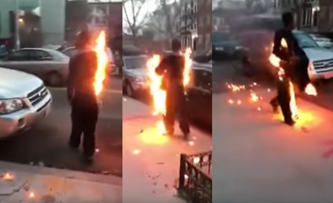 Vatrena šetnja: Mirno je hodao ulicom iako je bio - u plamenu