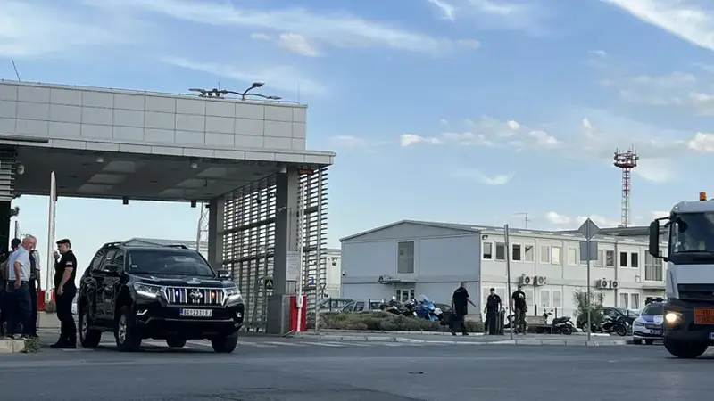 Avion s tijelom ratnog zločinca Mladića sletio u Beograd