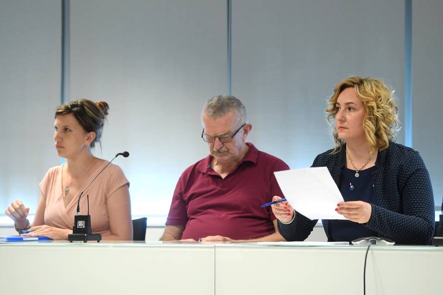 Sindikat uÄitelja i Nezavisnog sindikata zaposlenih u srednjim Å¡kolama odrÅ¾ali konferenciju