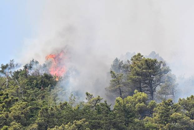 FOTO Kanaderi cijeli dan u akciji: Pogledajte kako gase požare diljem Dalmacije