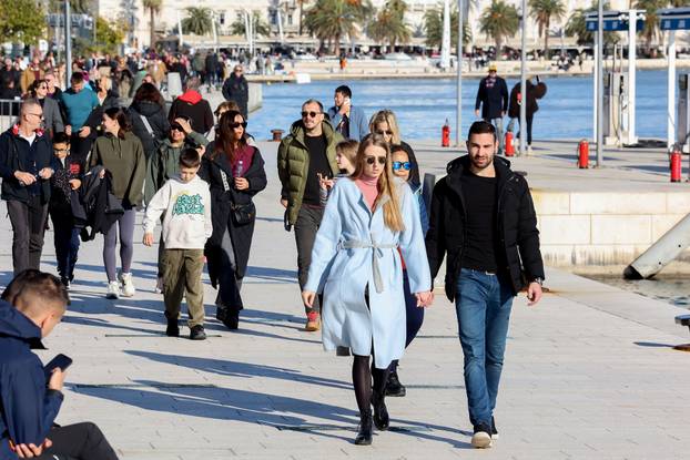 Zubato sunce u Splitu izmamilo je brojne šetače