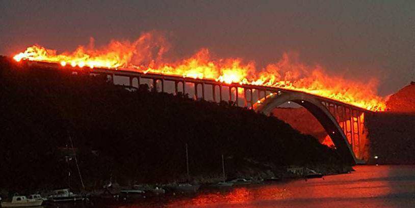 Armada je zapalila Krčki most: Pogledajte spektakl za Oluju...