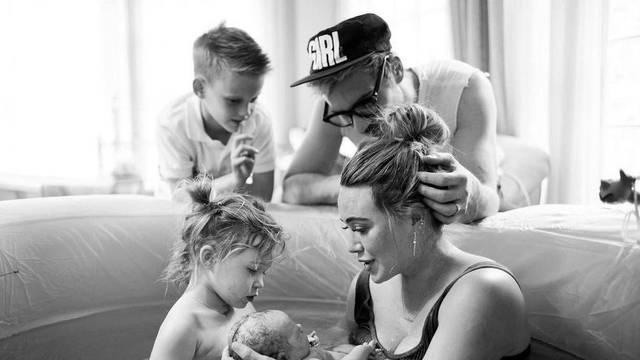 Hilary Duff objavila fotografiju novorođene kćeri: 'I prije bih, ali ipak si ti treće dijete, Mae'