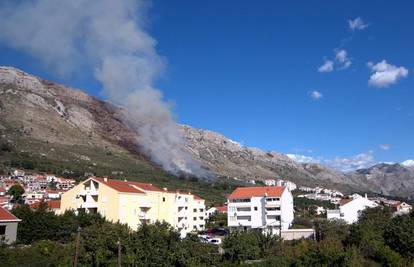 Planuo požar kraj škole u Mokošici, gorjelo raslinje