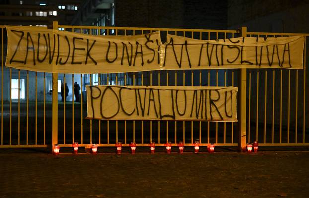 Zagreb: Građani i dalje obilaze osnovnu školu kako bi upalili svijeće na školskom igralištu