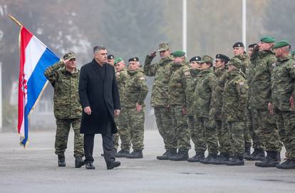 FOTO Emotivni odlazak: Obitelji ispratile hrvatske vojnike na Kosovo, došao je i Milanović