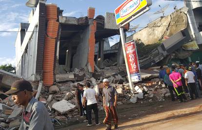 Ljudi zatrpani pod ruševinama, u potresu najmanje 100 mrtvih