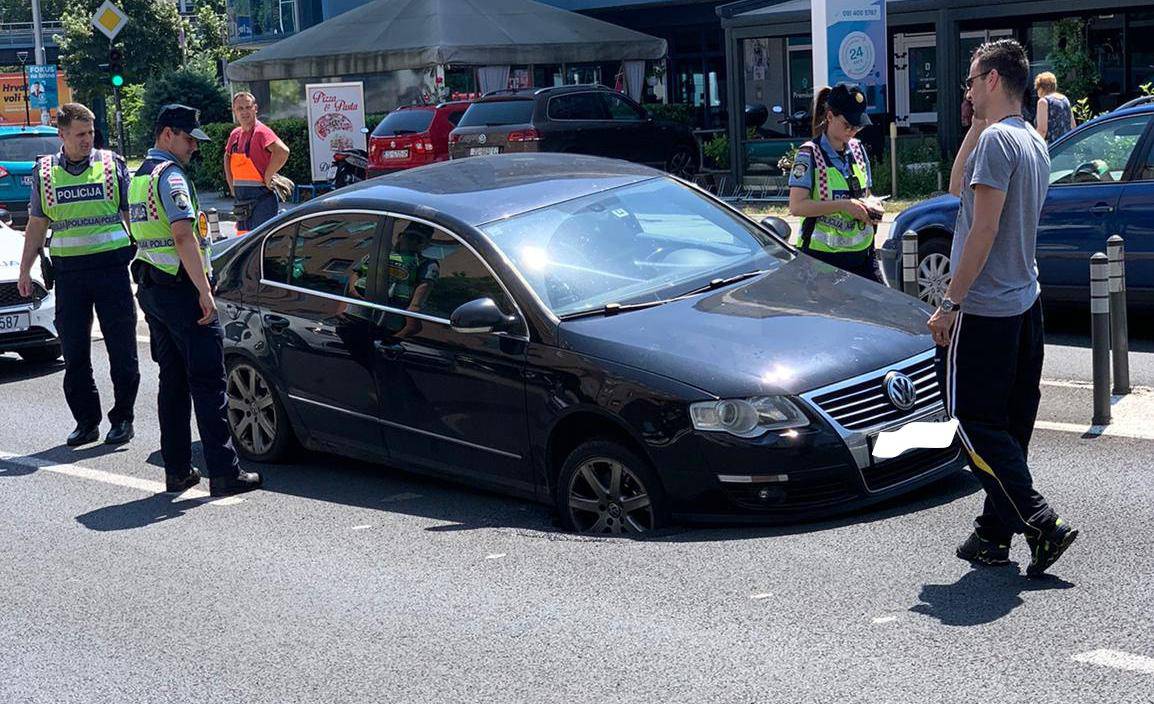 Vukovarska ulica u Zagrebu: Auto pao u rupetinu na cesti!