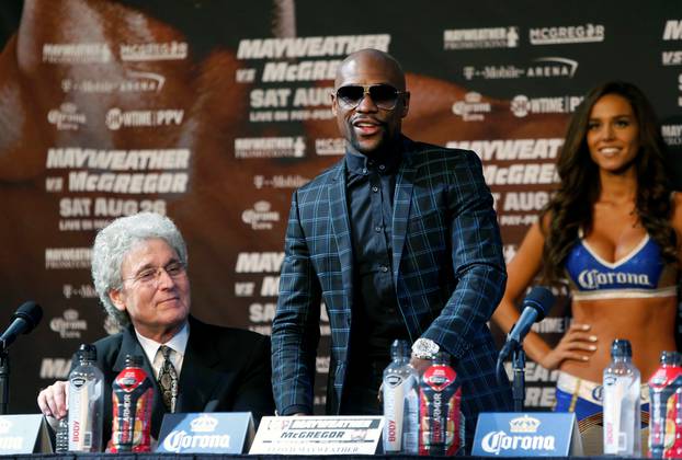 Undefeated boxer Floyd Mayweather Jr. (C) of the U.S.arrives for a news conference in Las Vegas
