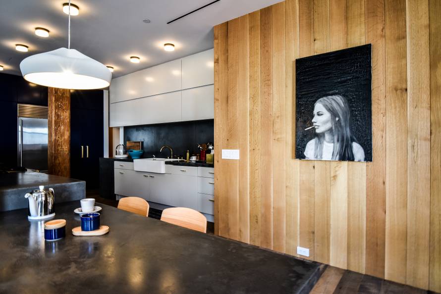 Bili smo u stanu Bowieja: Raj od 300 m2 krase cvjetne tapete, umjetnine, note i modri kauč