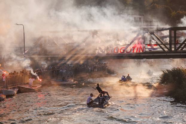 Prolazak Maratona lađa kroz Rogotin uz bakljadu