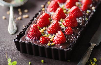 Čokoladni tart s jagodama - kolač kojemu nitko ne odolijeva
