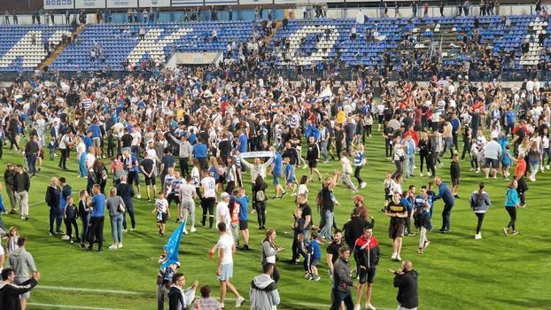 FOTO Tisuće navijača uletjelo na travnjak, skinuli igrače i rezali mrežu te kući ponijeli sjedalice!