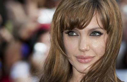 Angelina Jolie uvjerena je da  je postala veoma dosadna žena