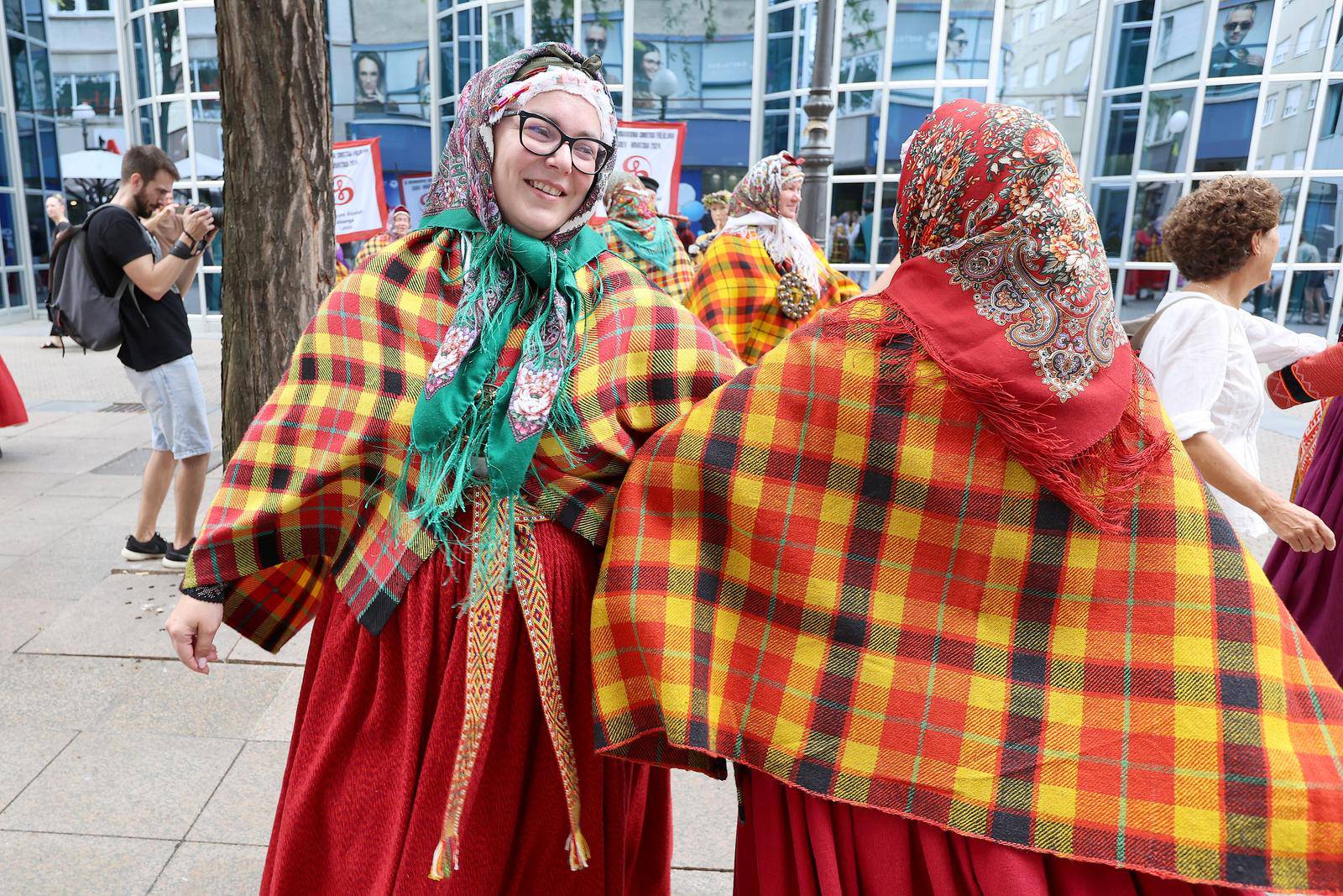 Zagreb: Folklorna šetnica u centru grada