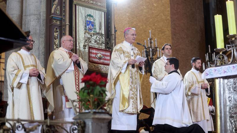 FOTO U Zagrebačkoj katedrali prva polnoćka nakon 5 godina