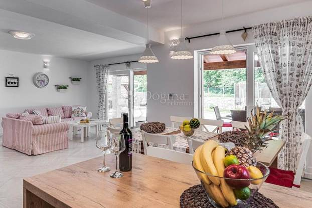 FOTO Pogledajte šarmantnu vilu u Labinu. Košta manje od pola milijuna eura, a ima i bazen