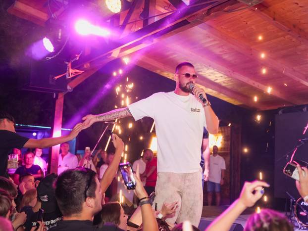 FOTO Maja Šuput nastupila je u Vodicama, evo što je u publici radio Šime: 'Ova je za tebe!'