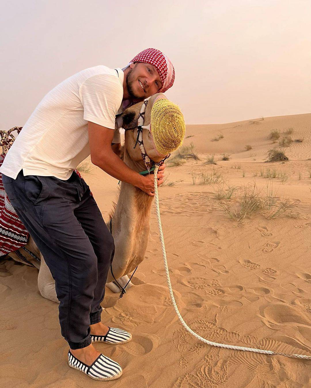 Nakon vožnje jet-skijem Rakitić i Raquel zajahali deve u Dubaiju