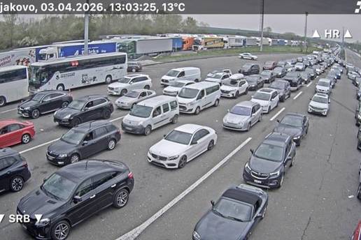 FOTO Kolone na granici s BiH i Srbijom: &Ccaron;eka se &ccaron;ak i po 5 sati