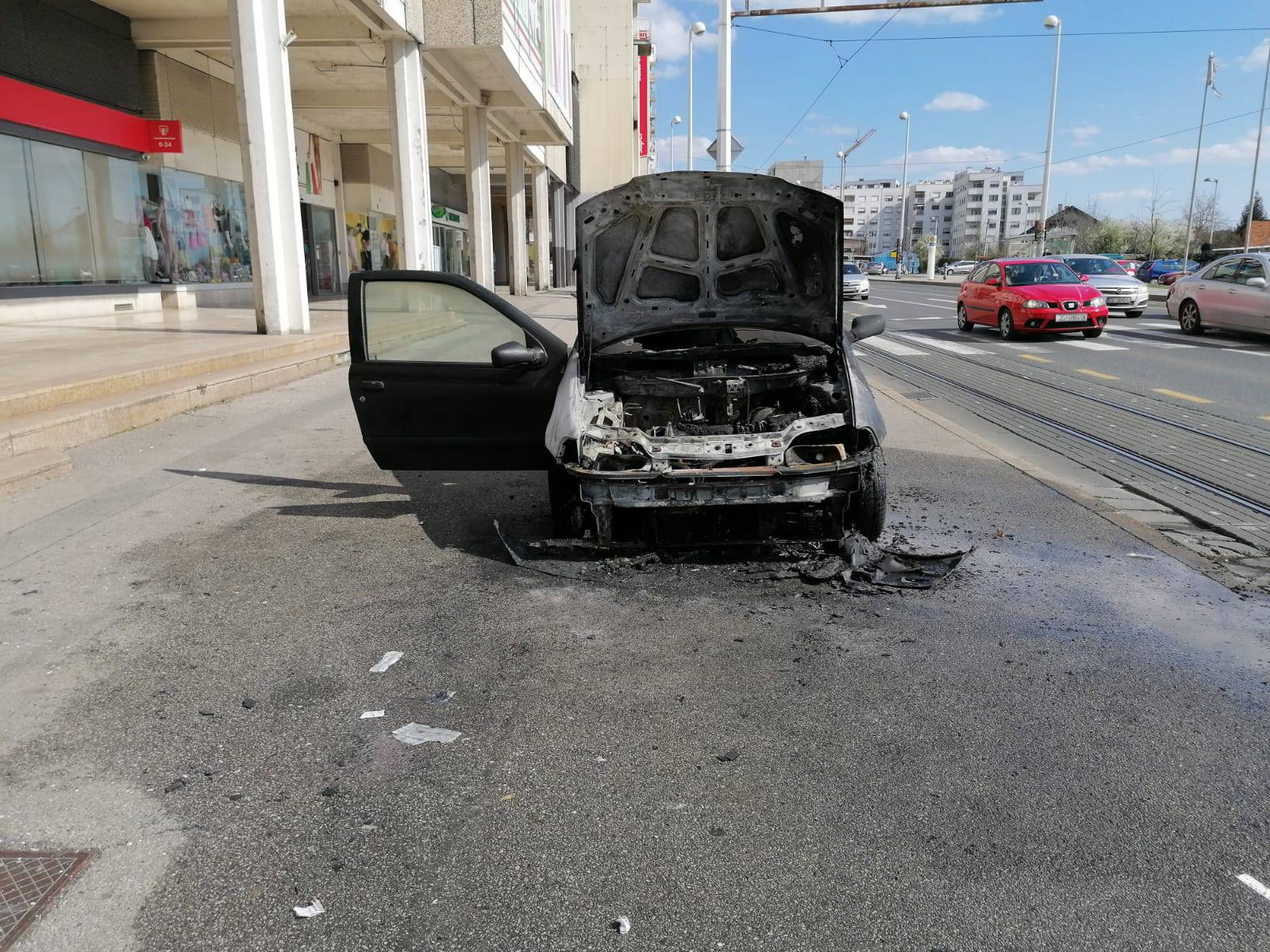 Buktinja u Zagrebu: Parkirani automobil zapalio se u Dubravi