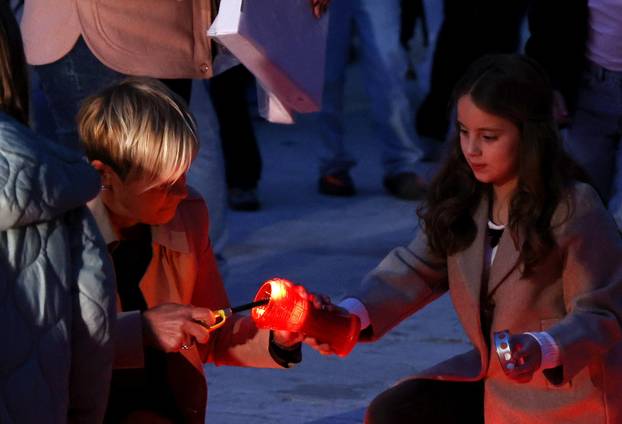 Šibenik: Na Trgu palih branitelja Domovinskog rata zapaljene su svije?e za Vukovar 