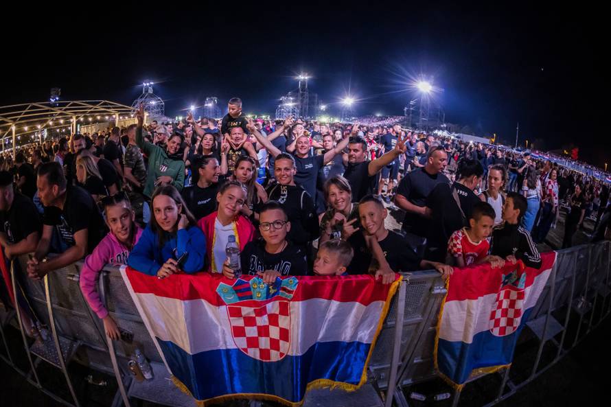 Obožavatelji na velikom koncertu Marka Perkovića Thompsona u Sinju