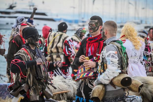 Šarena povorka maskiranih skupina u Splitu