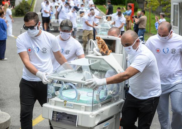 Primopredaja inkubatora u bolnicu u Petrovoj kupljenih u sklopu akcije "Vratimo Palčiće u Petrovu"