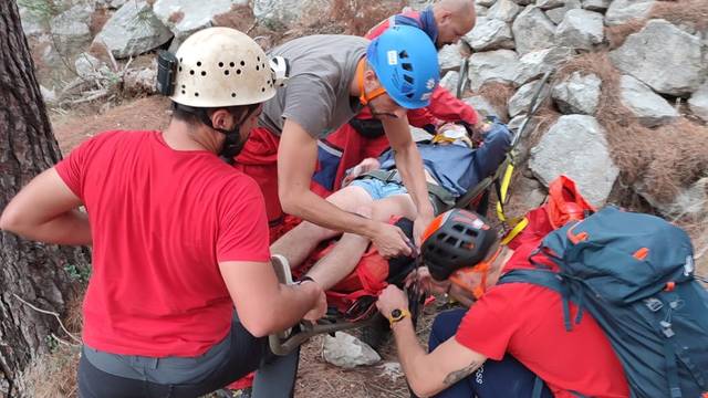 Omiš: HGSS spasio ozlijeđenog turista koji je pao sa stijene