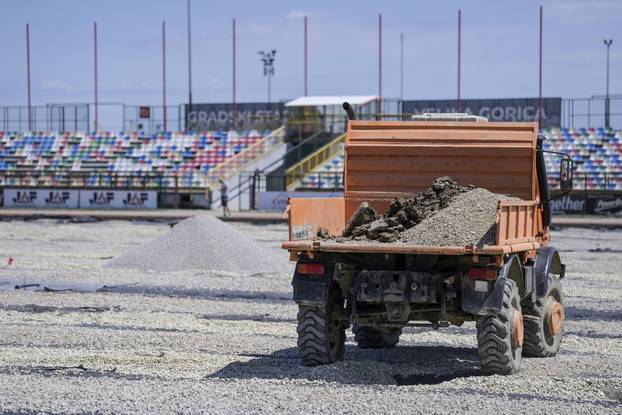 Velika Gorica: Radovi na promjeni travnjaka na stadionu Gorica 