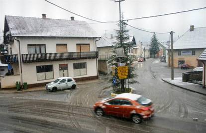 Zbog snijega koji pada u Lici mokre i skliske ceste