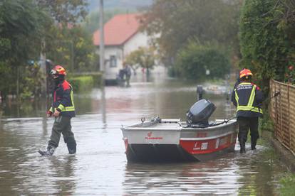 Poplavljeni Brodarci uz rijeku Kupu, ljudi spašavaju životinje