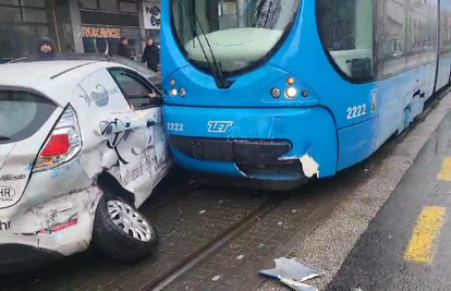 VIDEO Krš i lom kod Maksimira: Sudarili se tramvaj i automobil, jedan čovjek je ozlijeđen