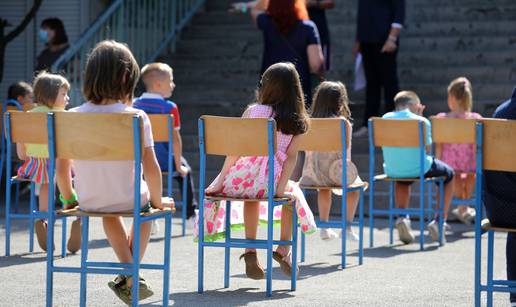 Sindikat: Skratite školski sat na 30 minuta! Neizdrživo je raditi pod maskama po ovoj vrućini