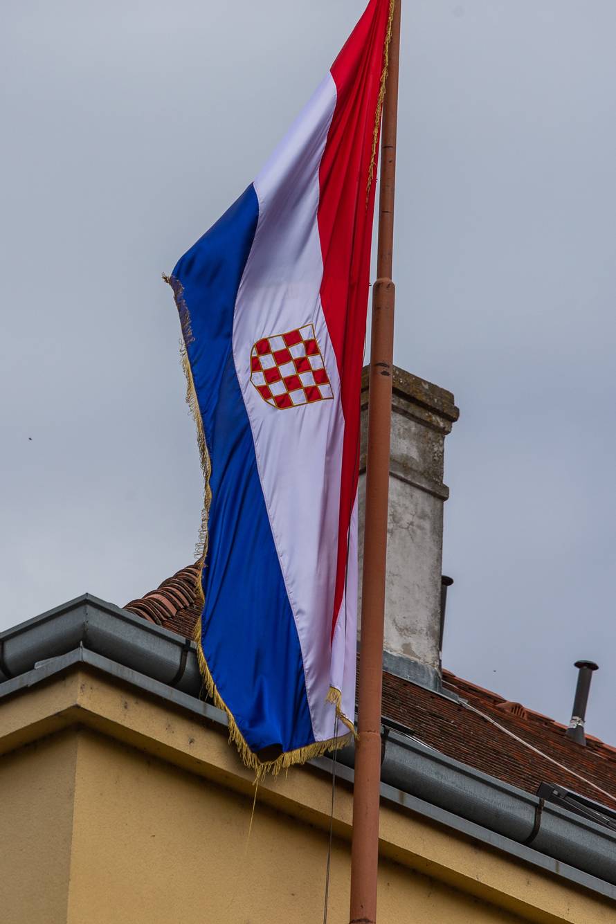 Osijek: Hrvatska zastava s prvim bijelim poljem na zgradi u kojoj živi Branimir Glavaš